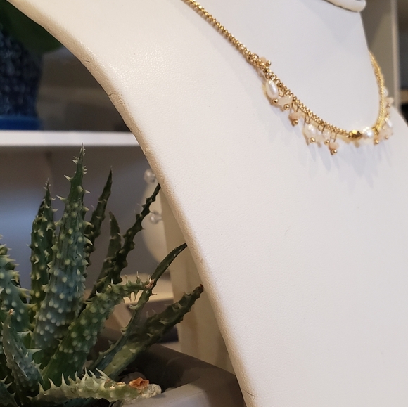 Elegant Gold and Pearl Necklace - Picture 4 of 6